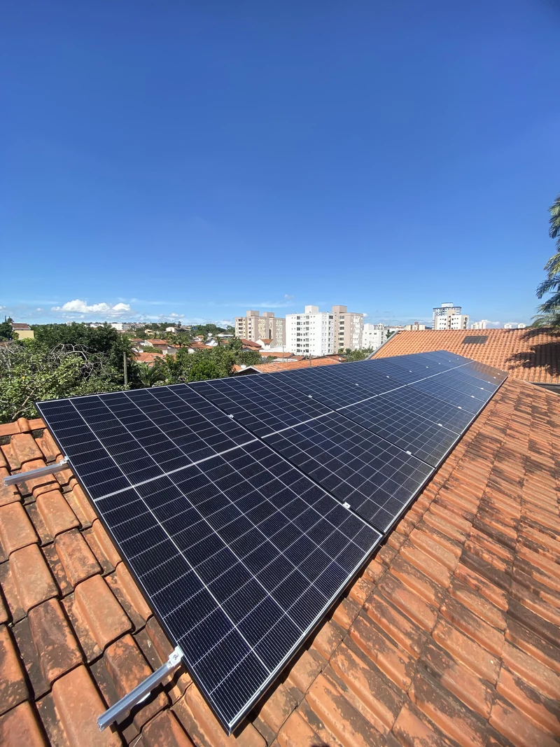 Painéis fotovoltaicos instalados sobre telhas cerâmicas