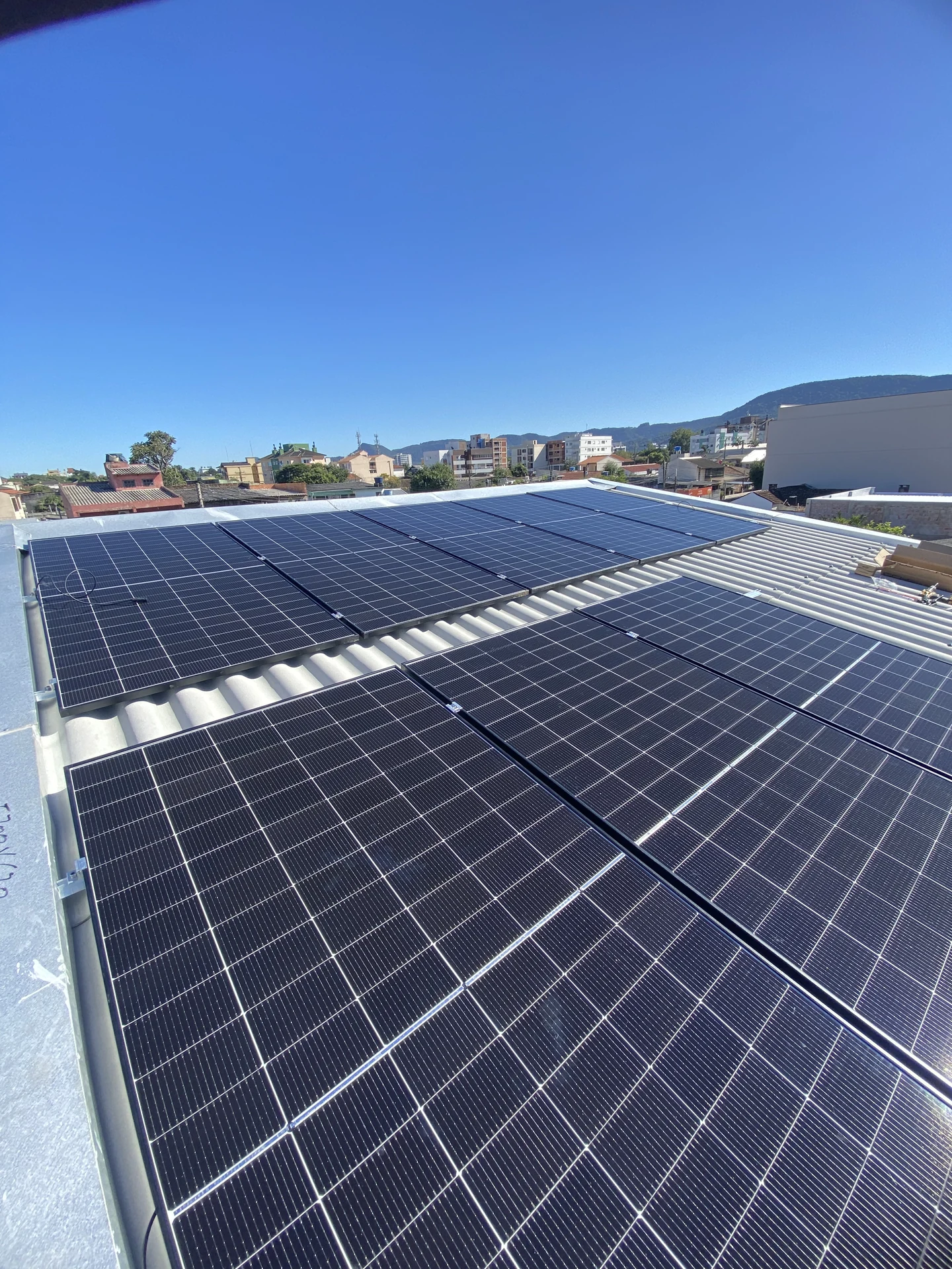 Conjunto de módulos fotovoltaicos instalado sobre cobertura metálica